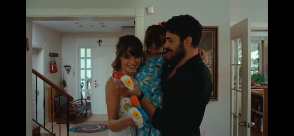 Стоп кадр из сериала «Пол прикрытием»