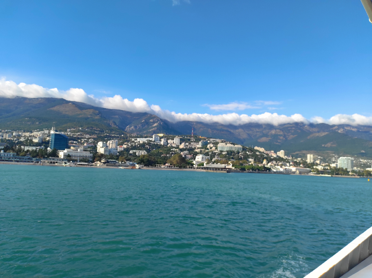 Ялтинская набережная с борта теплохода 