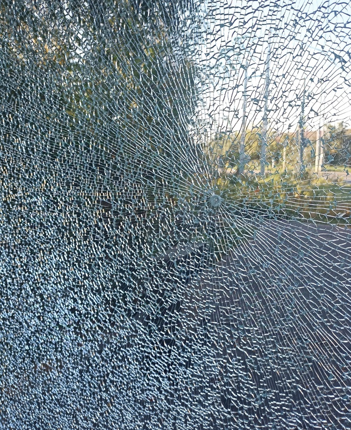 Разбитое "небьющеееся" стекло
