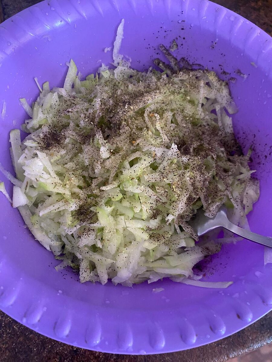 Солим и перчим, добавив все ингредиенты.