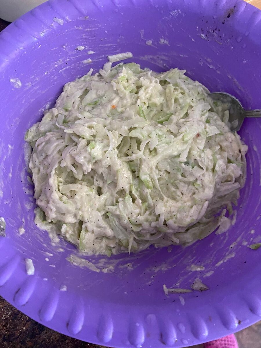 Замешиваем тесто из натертого чайота.