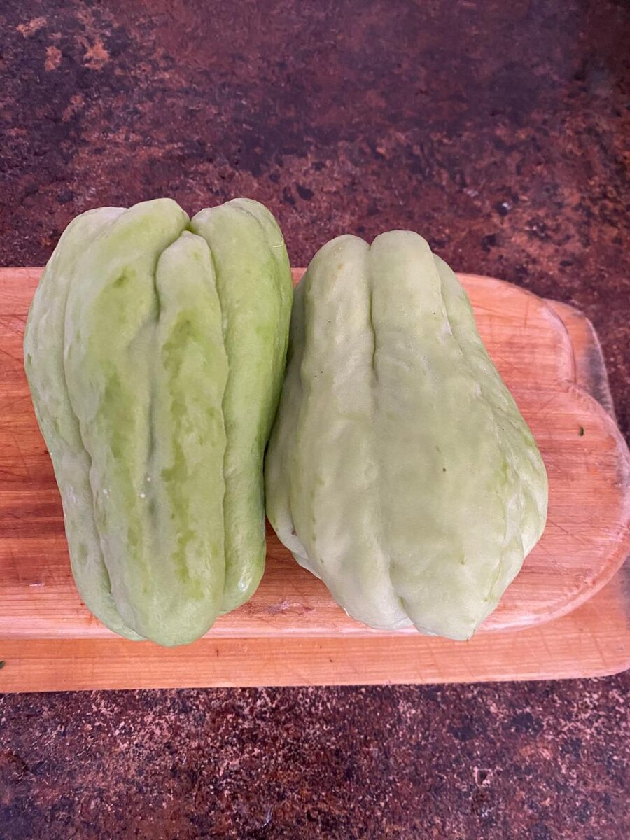 Это чайоты. Берем и разрезаем их пополам.