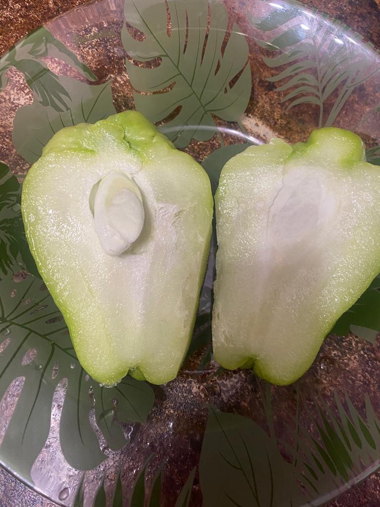 Разрезаем чайот пополам и вынимаем семечко, потому что оно горчит.