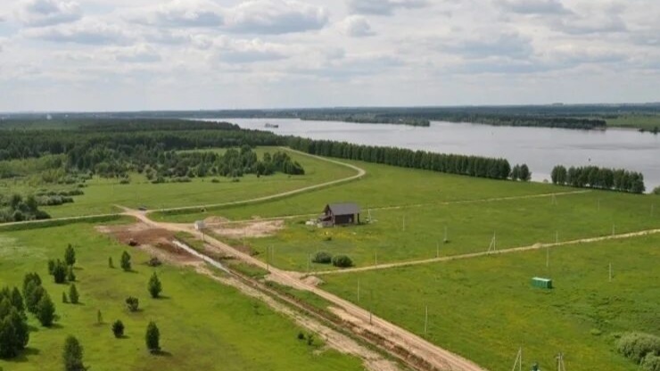 Если к вашему участку ведёт грунтовая дорога, то нужно обязательно посмотреть (или хотя бы расспросить соседей) то, как она выглядит в моменты весенней распутицы. 