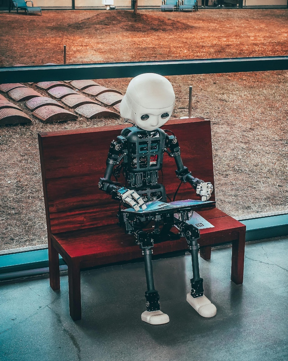 Источник изображения: https://unsplash.com/photos/black-and-white-robot-toy-on-red-wooden-table-zwd435-ewb4