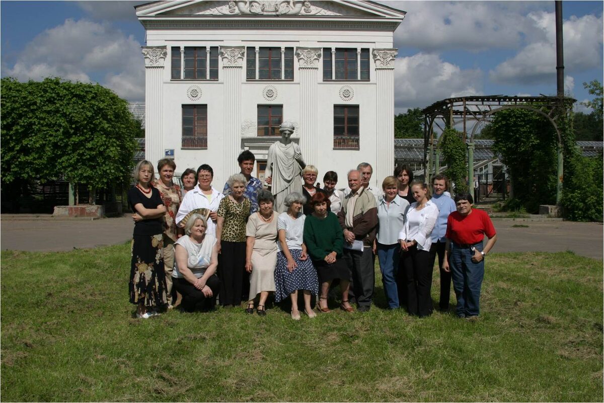 Головкин (7-й справа) с коллективом отдела тропических и субтропических растений