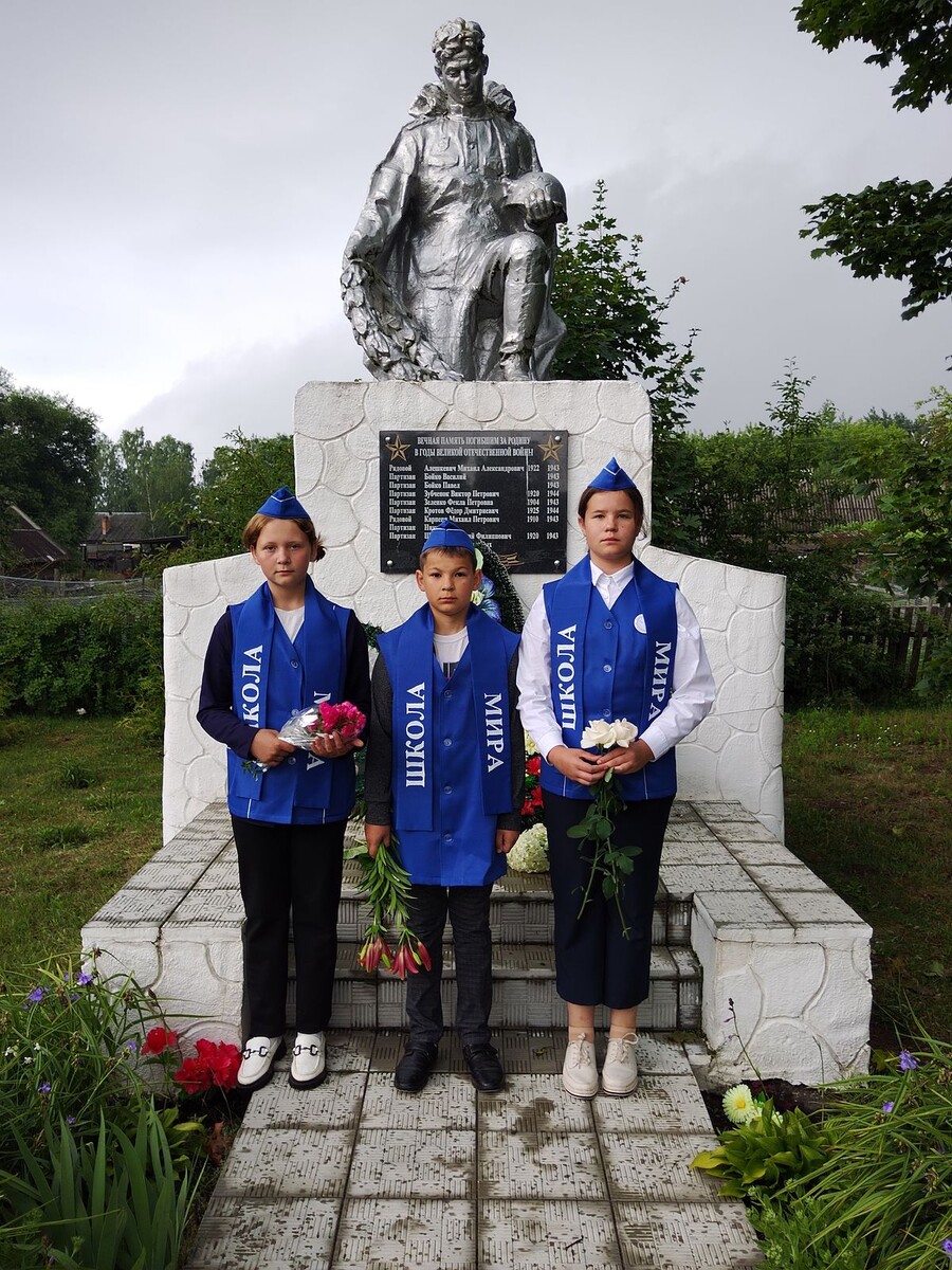 Учащиеся Денисковичской СШ у памятника погибшим воинам