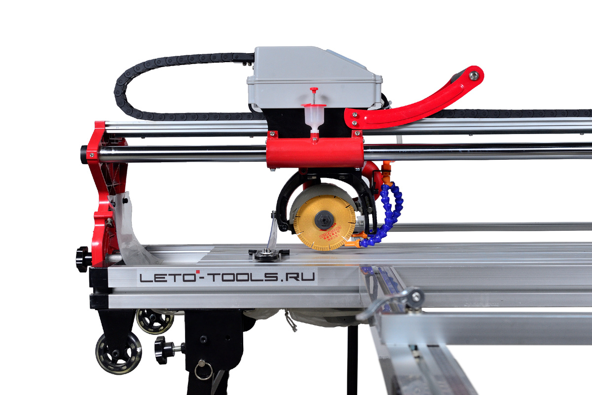 Электрический плиткорез LETO TOOLS T8-12 с автоматическим ходом каретки двигателя, столом 1200 мм. Двигатель 1620 Вт. Диаметр пильного диска 116 мм. Водяное охлаждение, лазер. Пять видов реза: рез под прямым углом, под 45 градусов, под прямым углом со снятием фаски, скругление края плиты, нарезание несквозных борозд для ступеней или фальш-мозайки. https://leto-tools.ru/catalog/t8-12