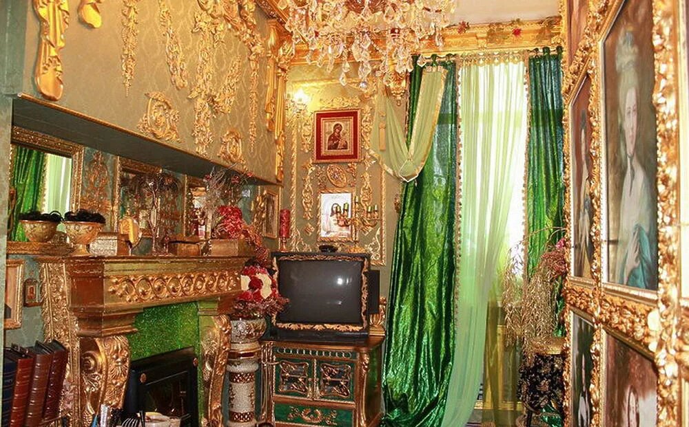 "Цыганское барокко" — это безвкусная имитация роскоши с избытком золота и орнаментов, отражающая желание продемонстрировать достаток, но игнорирующая основы эргономики и эстетики. [Источник изображения: freepik.com]