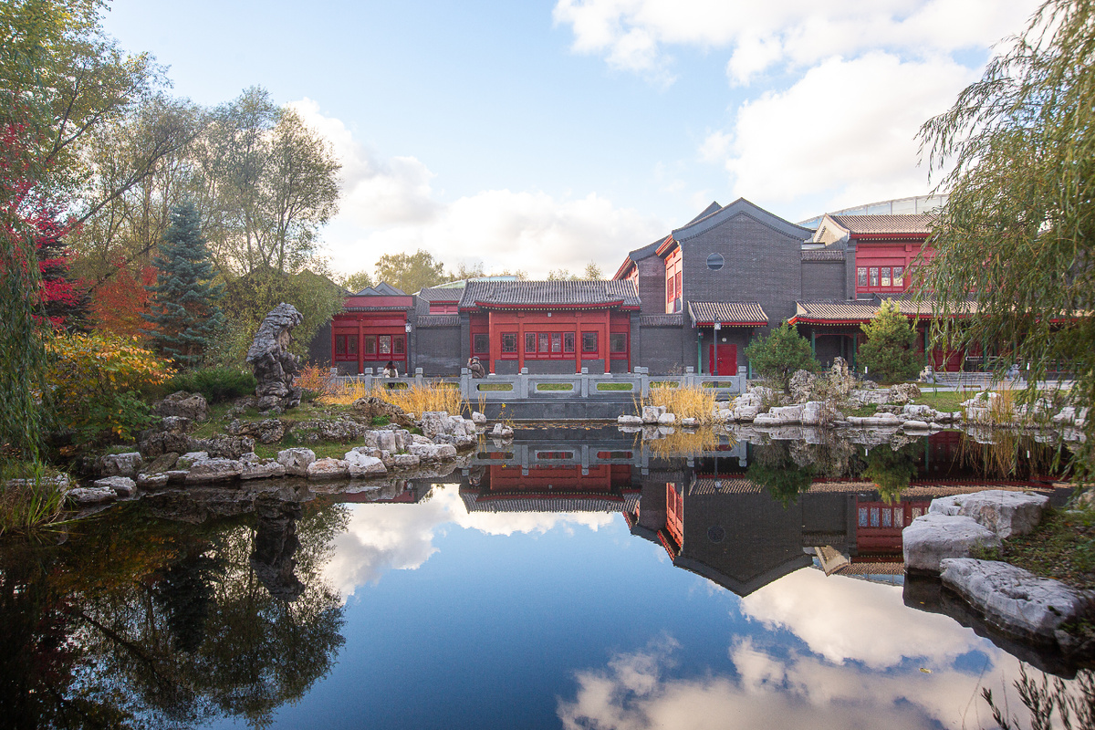 Китайский ландшафтный парк "Хуамин". Пруд Линлун и павильон Госян. Москва. Фото автора статьи  