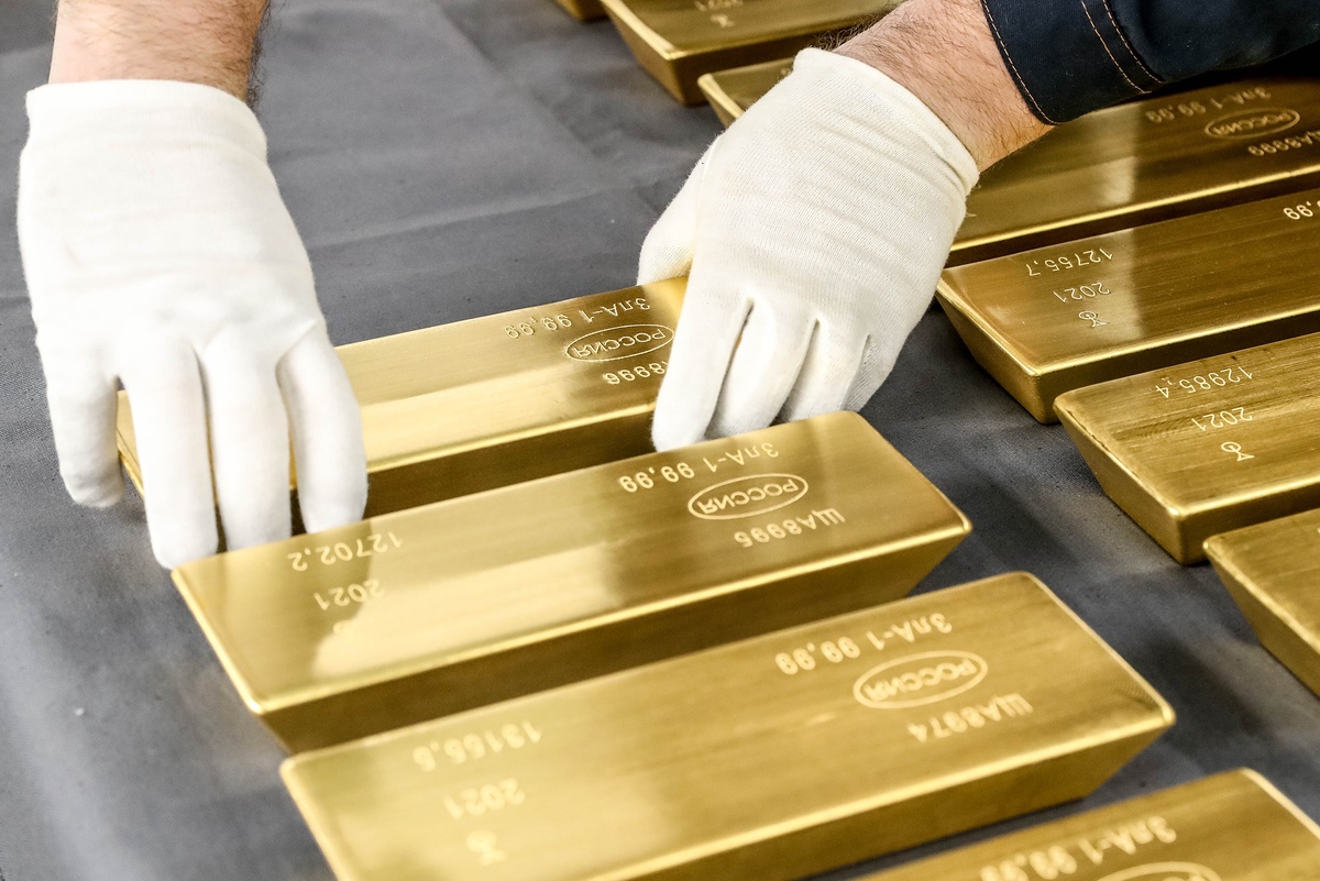 Только в перчатках!