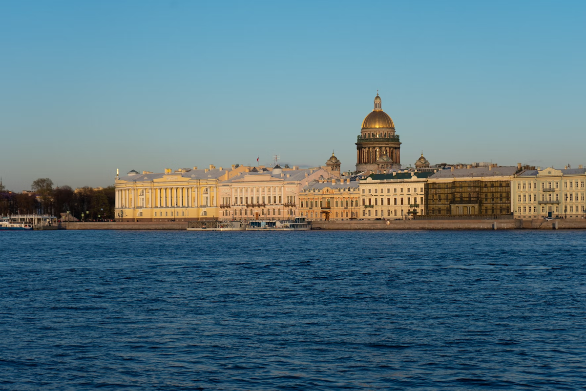 Источник: https://unsplash.com/photos/a-large-body-of-water-with-buildings-in-the-background-CbhA-4tJfJQ