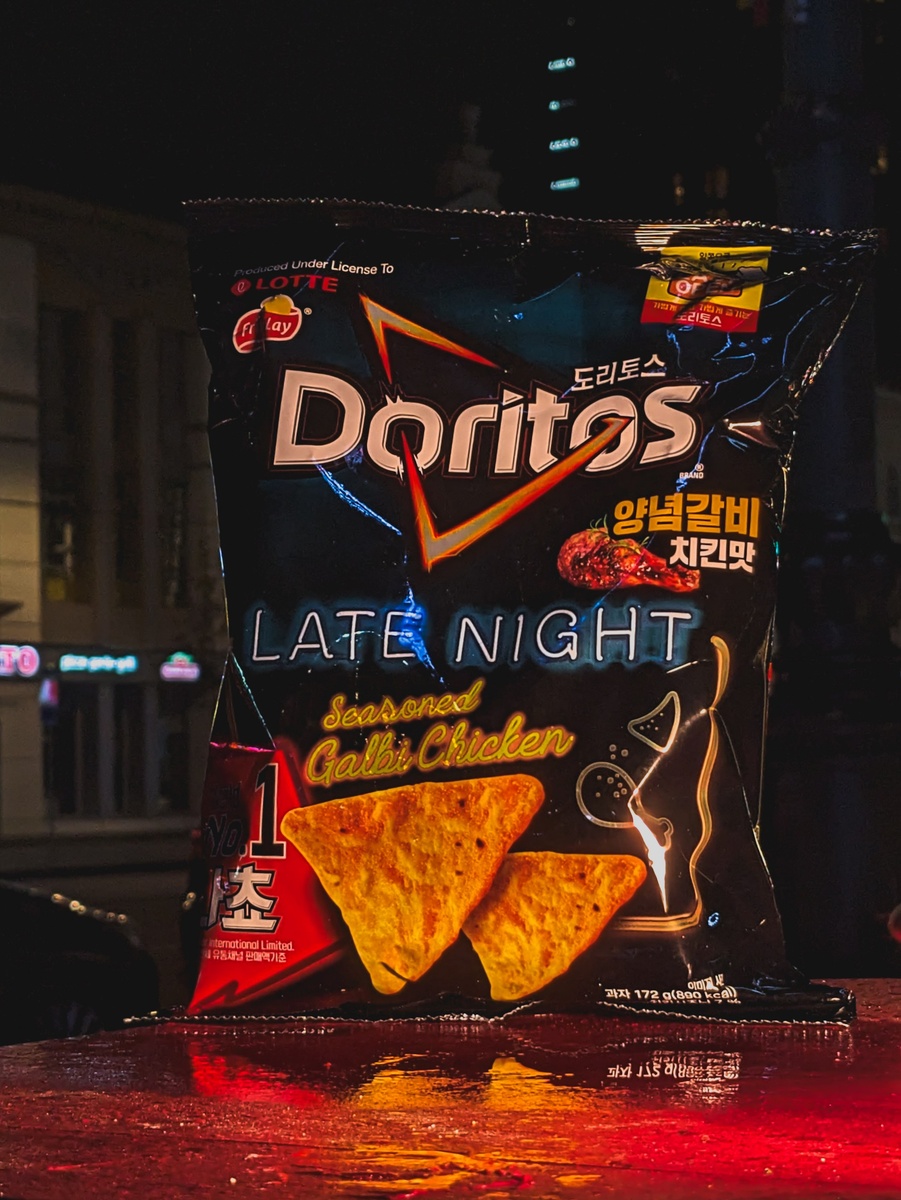 Когда мы увидели корейские Doritos в черной пачке с неоновой надписью Late Night мы задались вопросом: а что это значит? 