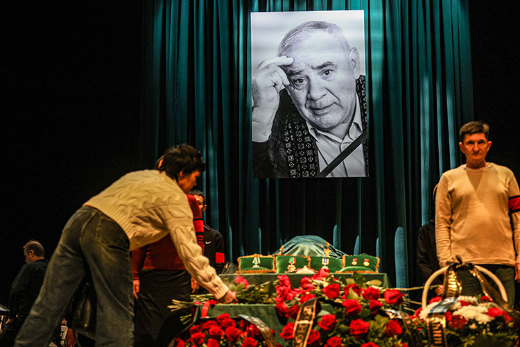    В Казани простились с одним из самых прославленных артистов татарского театра Ринатом Тазетдиновым