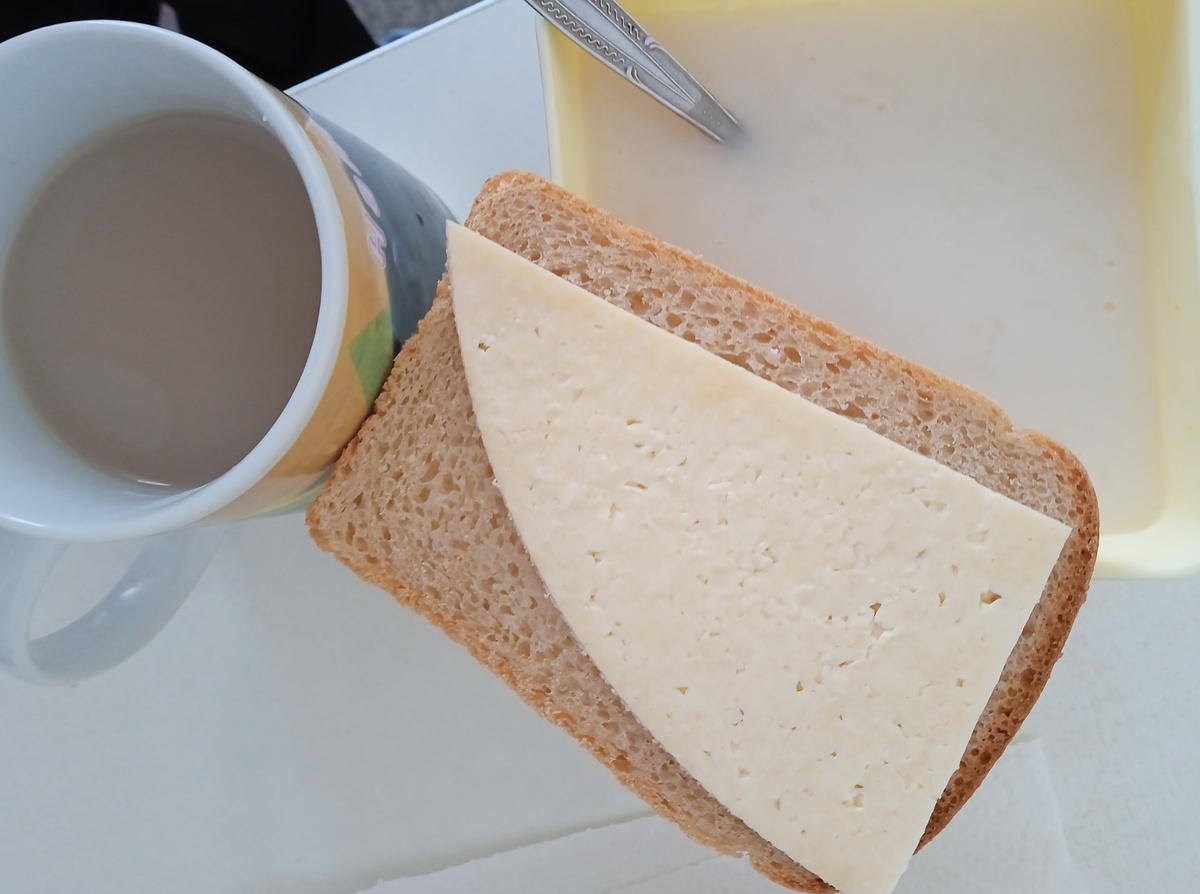 Молочная рисовая каша, хлеб с сыром и сладкий чай - больничный завтрак четверга