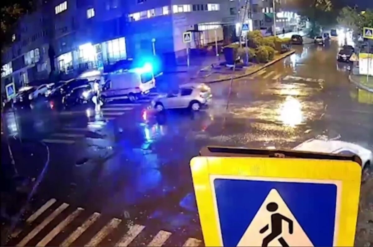    Волгоградец на иномарке на камеру снес женщину с зонтом