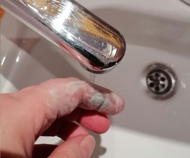 Зубная паста идеально справилась со следами зеленки