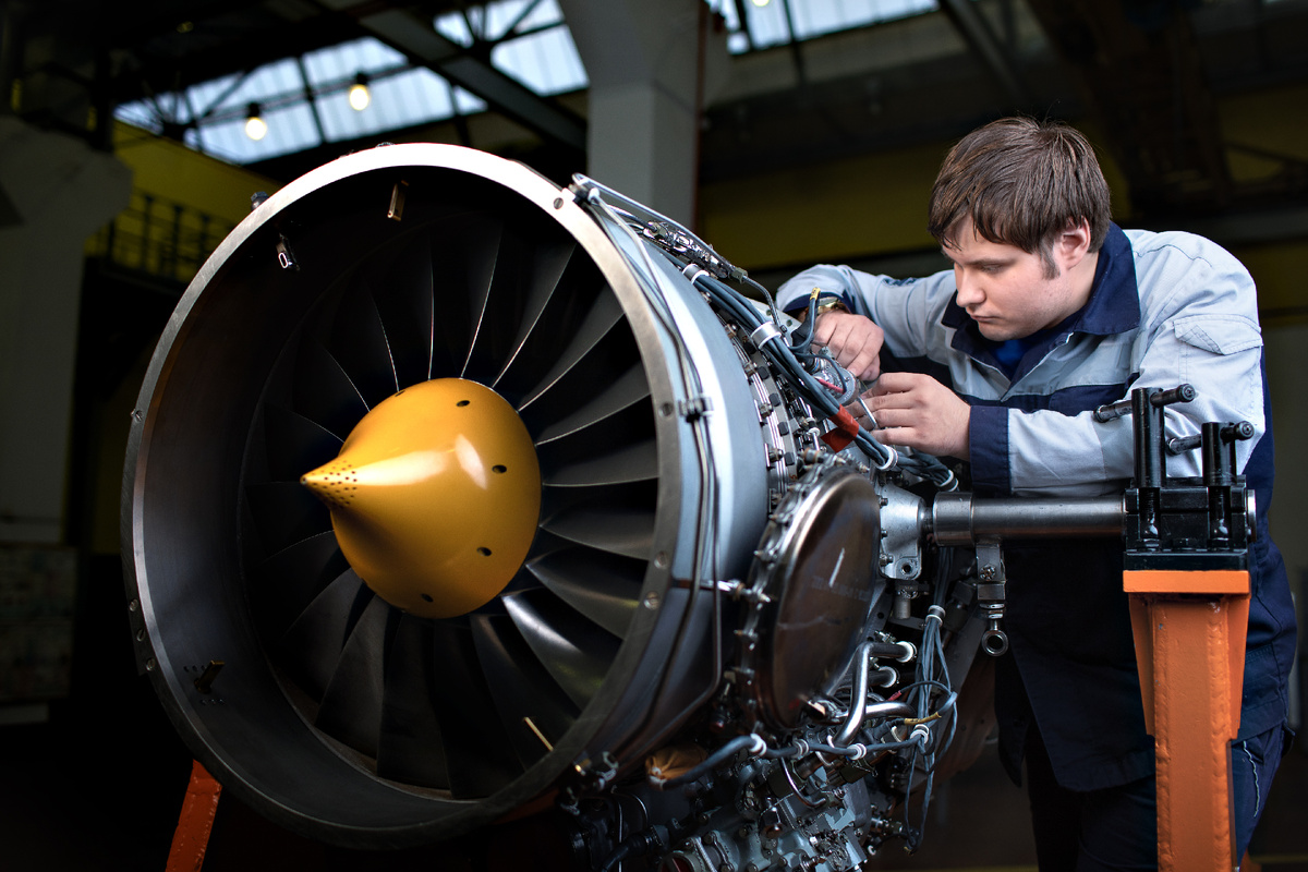 Подготовка авиационного двигателя к испытаниям на стенде на московском предприятии ПК "Салют" ©ОДК