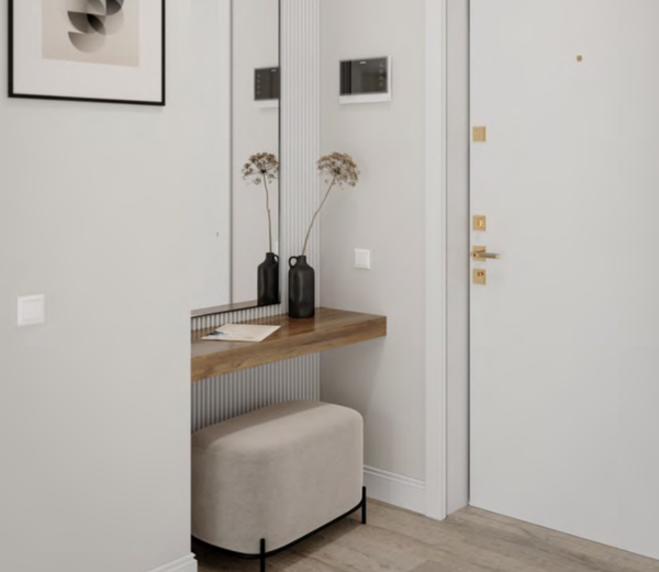 В коридоре хватит места для зеркала и крупного табурета