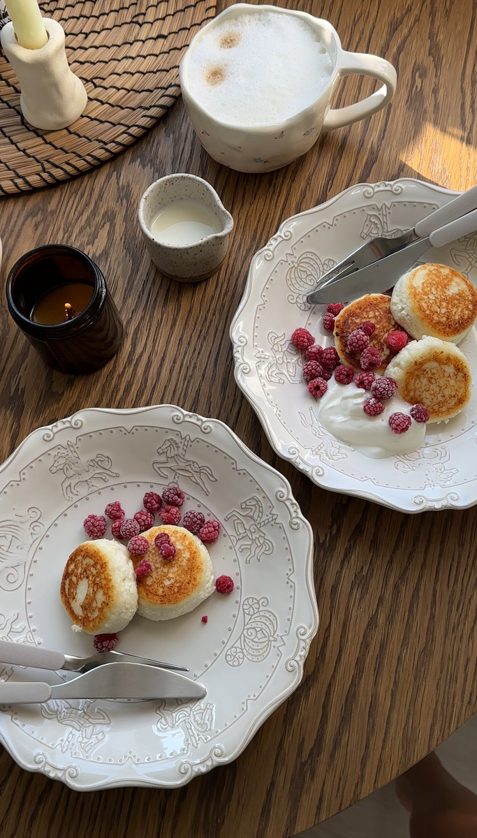 сырники со сметаной и малиной