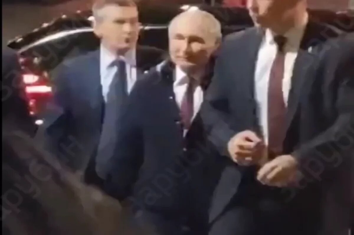    Зарубин показал эмоции жителей Уфы, к которым в полночь решил подойти Путин