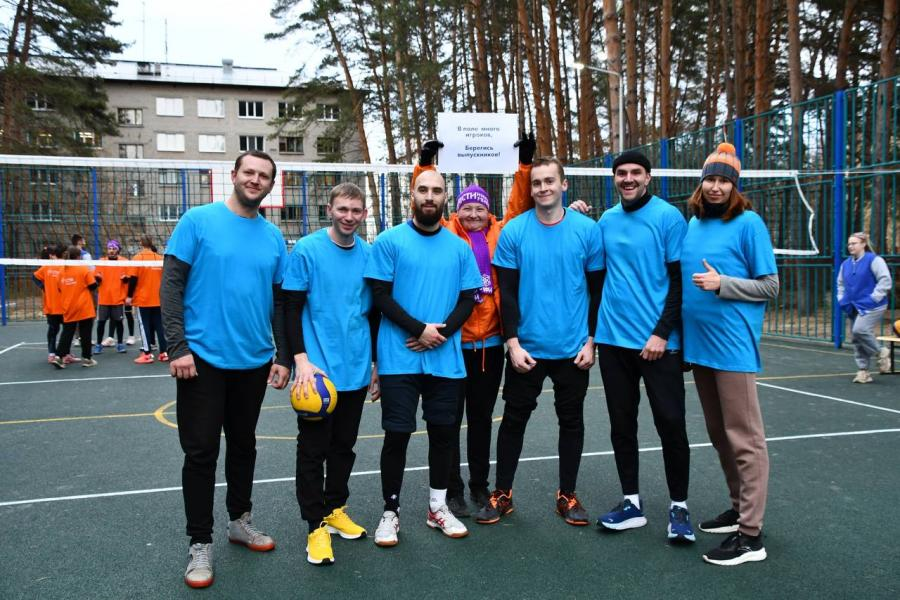 На новой спортивной площадке рядом с главным корпусом СТИ 
