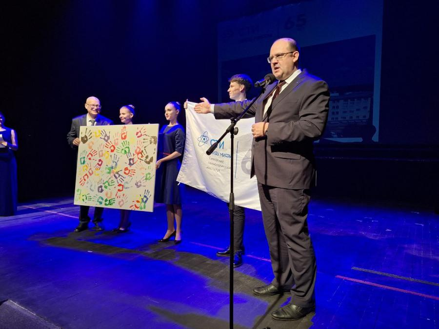 Ректор МИФИ Владимир Шевченко выступает в Северском театре для детей и юношества