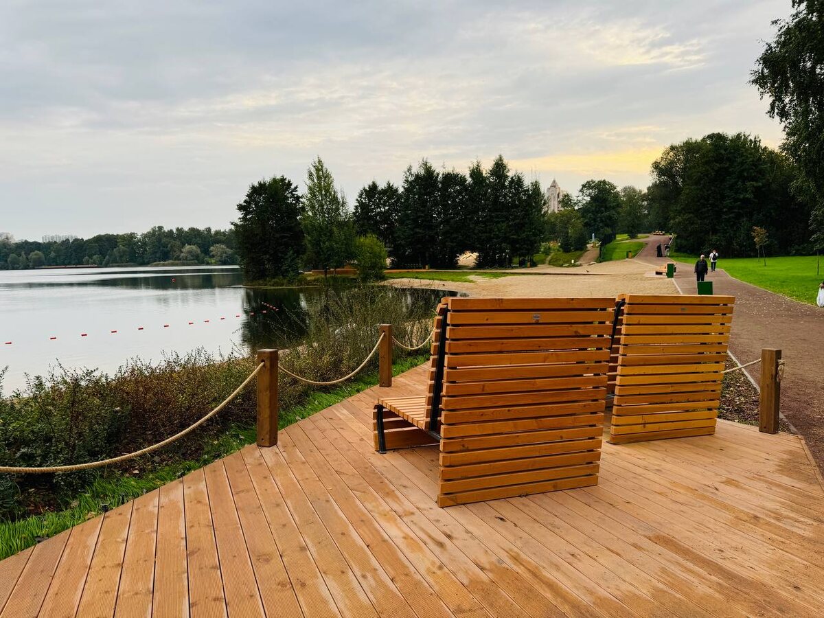 Фотография территории у Верхнего Суздальского озера «после» благоустройства. 