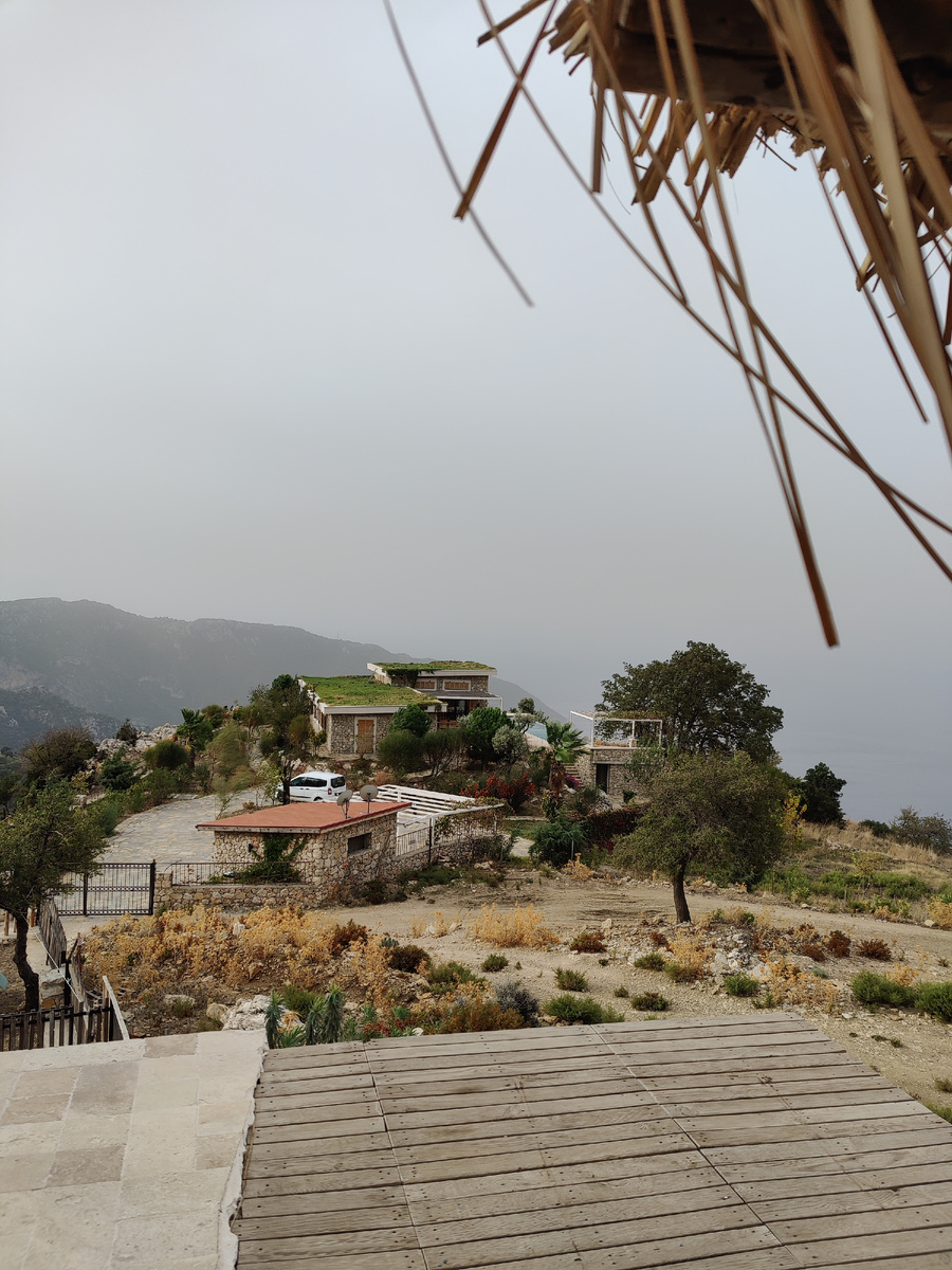 Виллы рядом с моим кемпингом. Виды из этих номеров должны быть весьма неплохие.