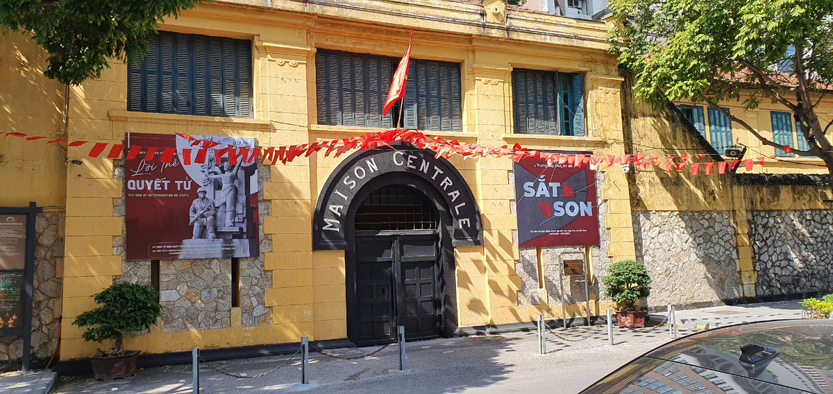 Центральный вход в тюрьму.