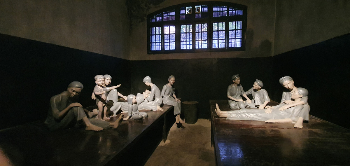 Камеры для женщин и детей отличались только тем, что их не приковывали к месту, как мужчин.