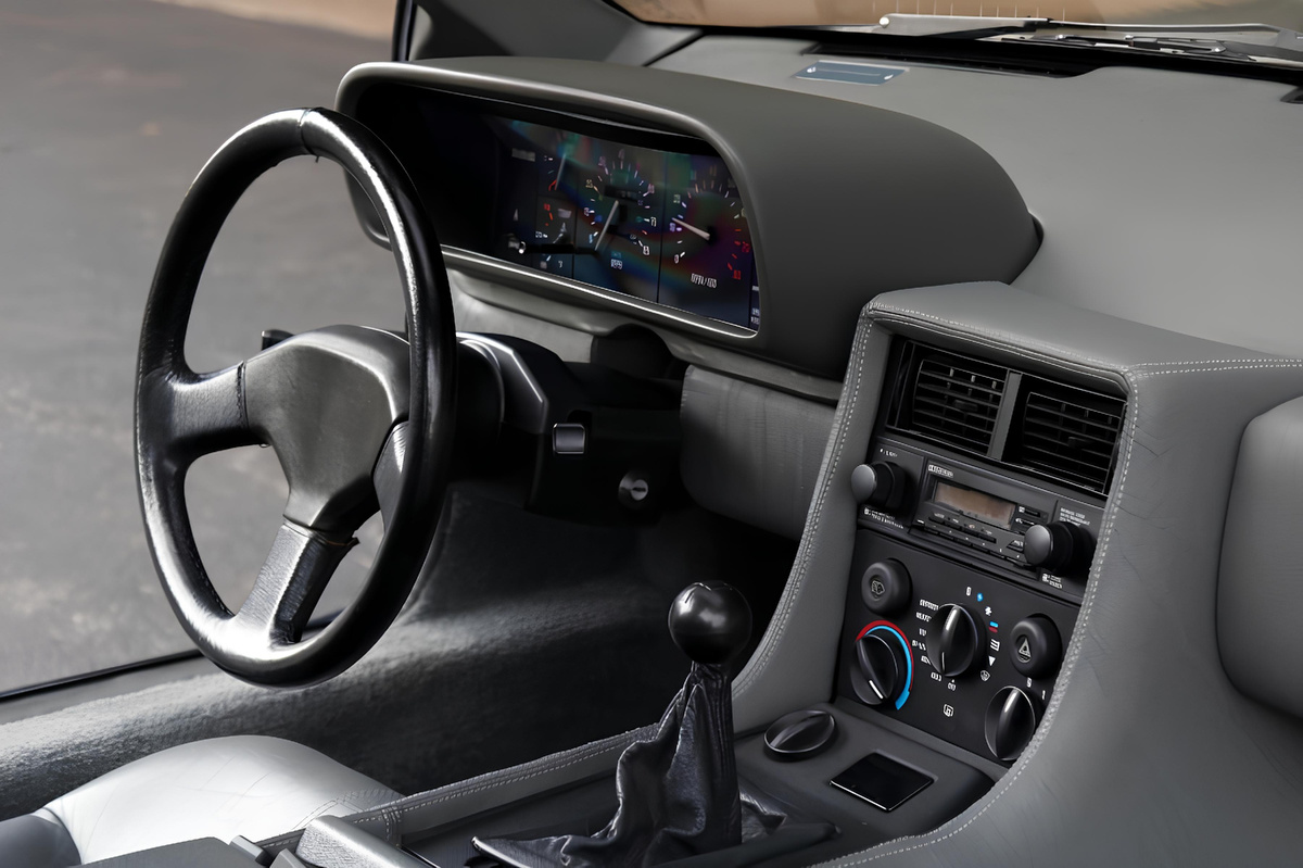 DeLorean DMC-12 1981 - интерьер