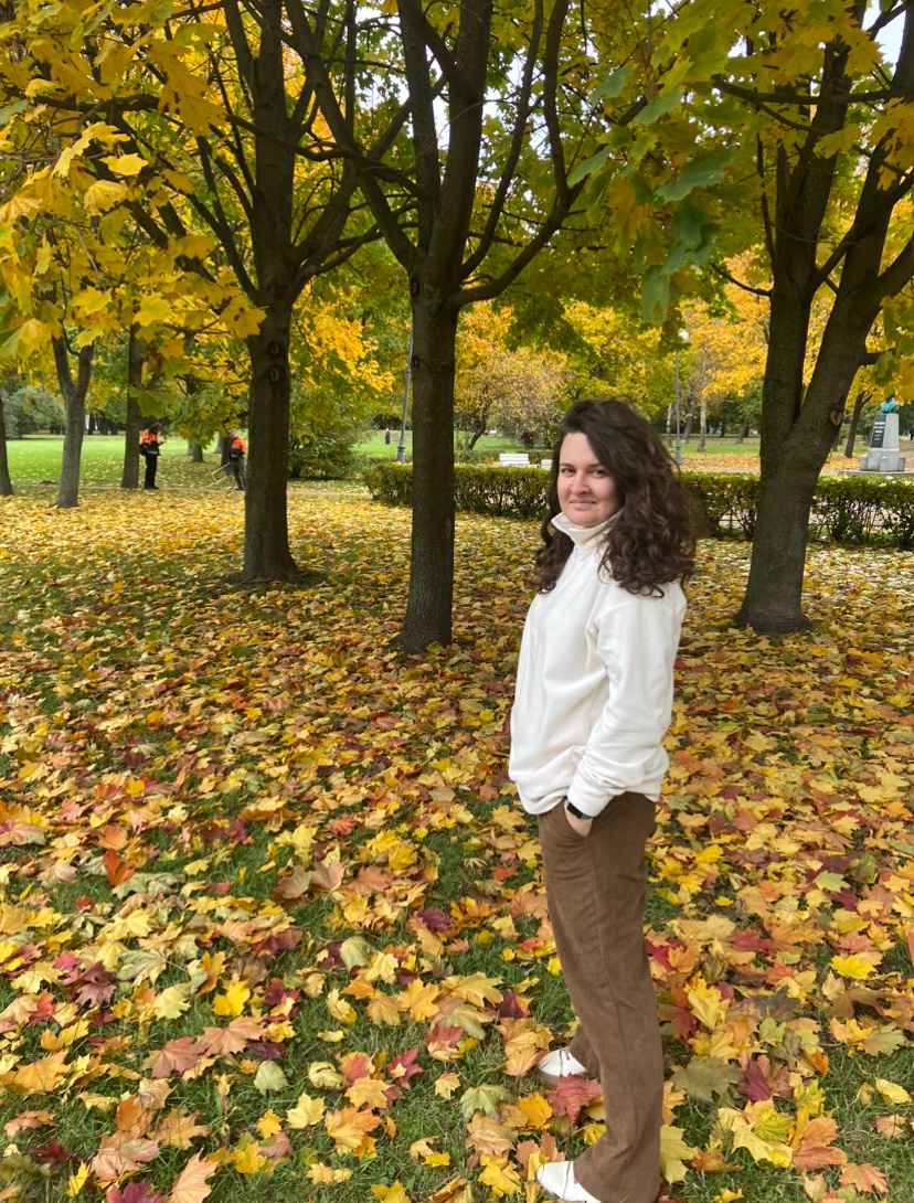 Кто пережил собрание, тому не грех пофоткаться на фоне «в багрец и золото» одетого Петербурга😁