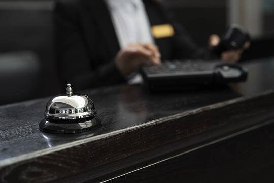    Семерых россиян поселили в один номер в турецком отеле и отказались предоставлять другие варианты размещения