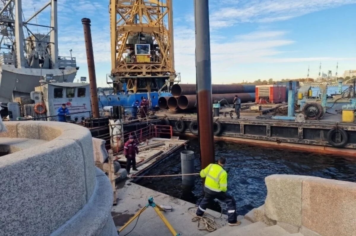    В Петербурге продолжают обновлять причал около Летнего сада