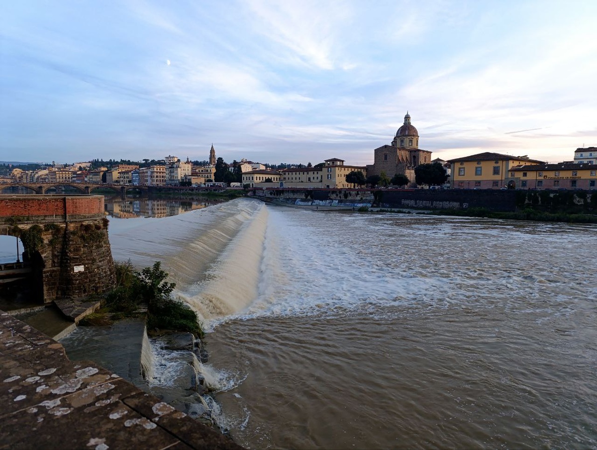 Вид на собор Санта Кроче с набережной Арно