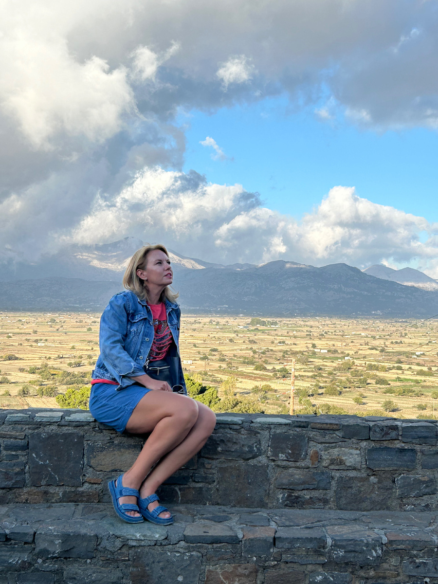 Зима близко? (На фото есть облака и автор одета потеплее, с рукавами)