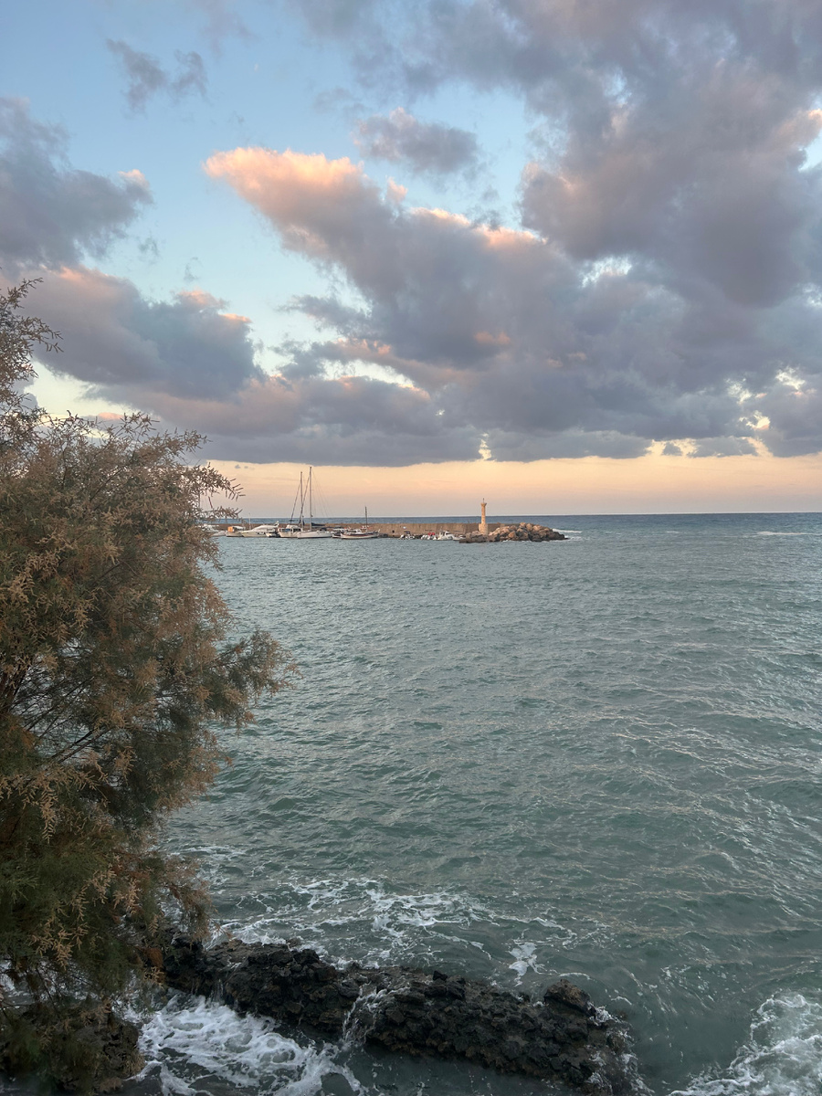 Еще облака. Херсониссос на закате (фото автора)