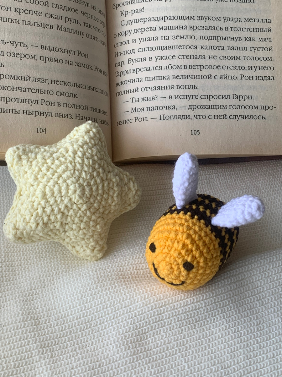 На фото связанная мной пчелка 