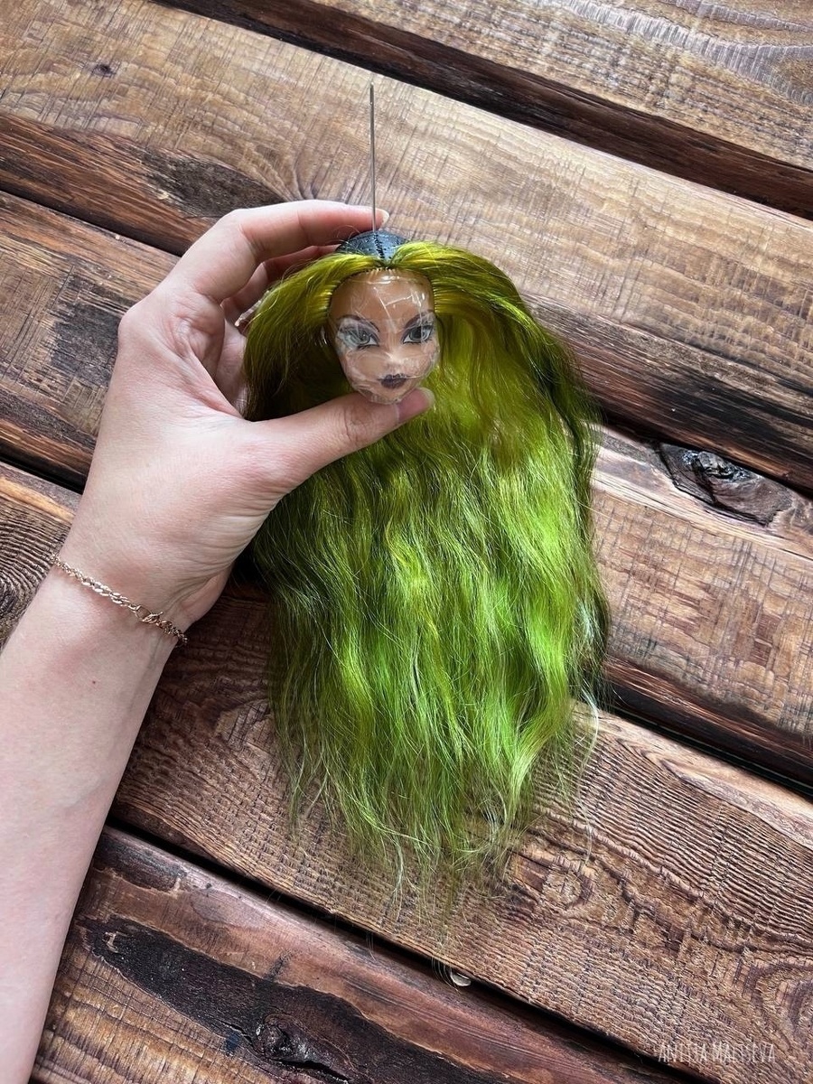 В процессе перепрошивки кукольных волос. Листай, чтобы увидеть больше фото