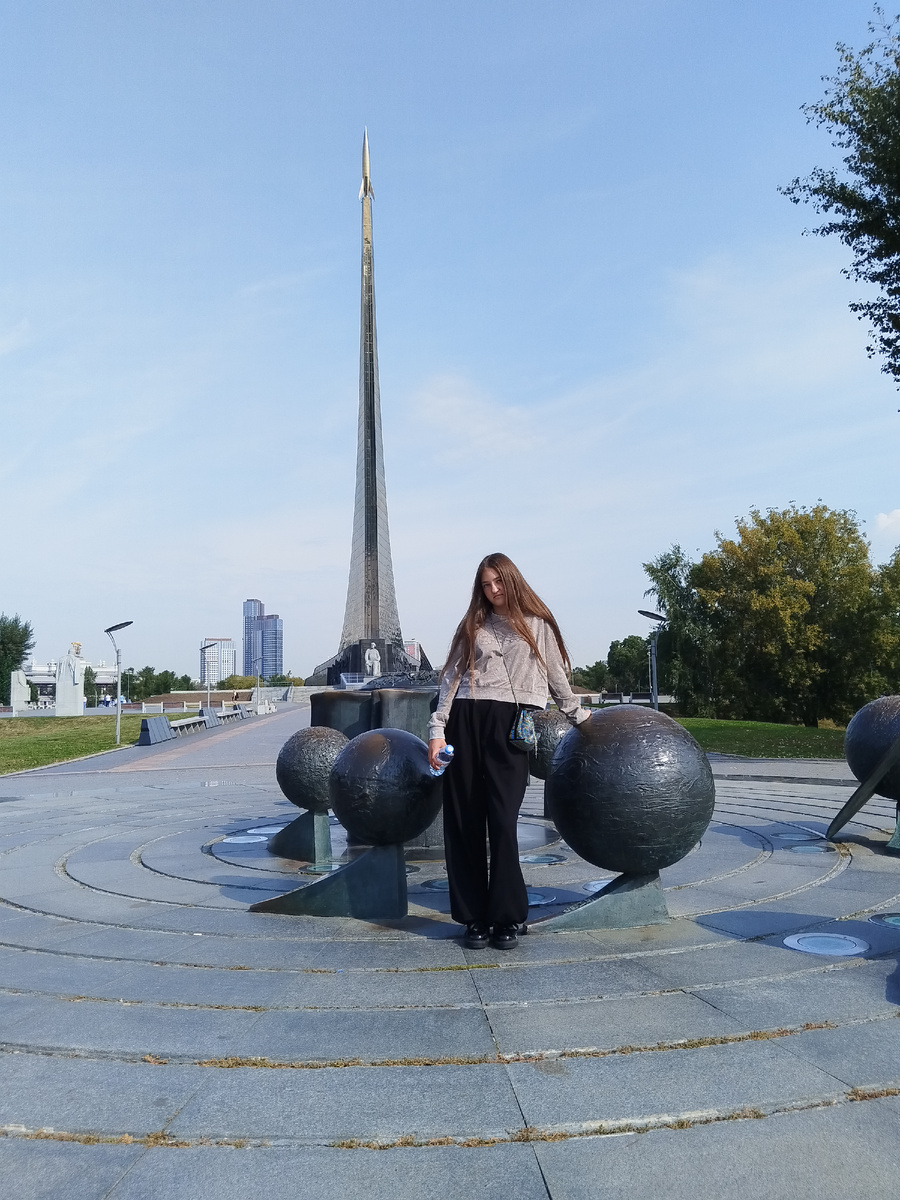 От метро ВДНХа проходим сквер и любуемся такими красотами. 