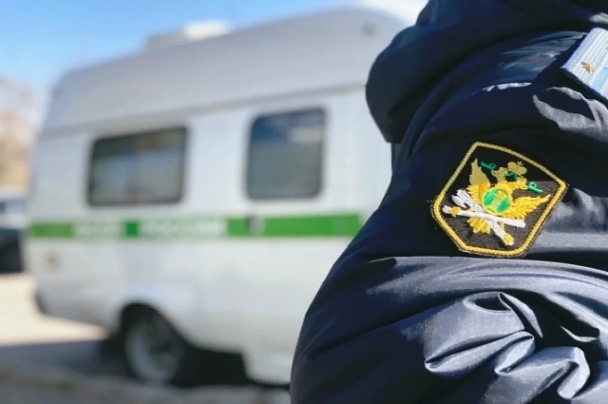    Врач, затосковав по родному дому, выплатил в казну страны более миллиона