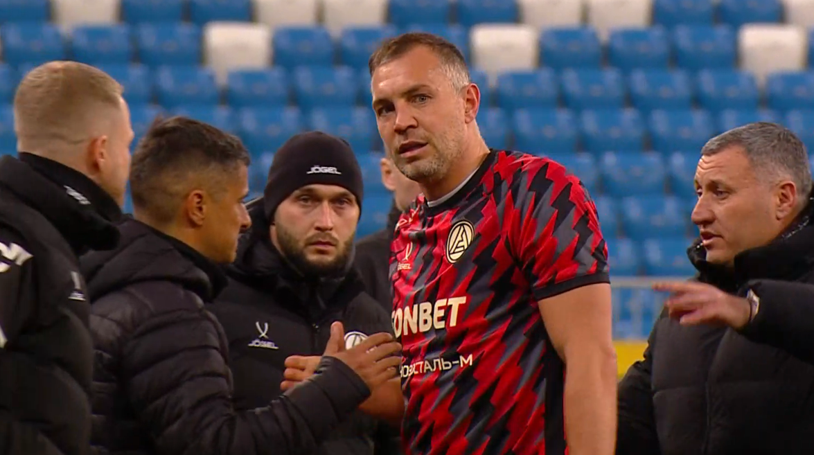 Артем Дзюба получил травму в самом начале матча против "Зенита". Фото: Матч Премьер