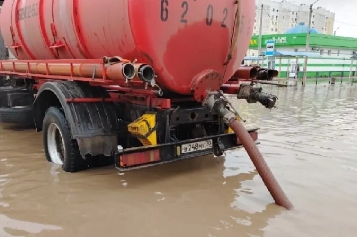    В Астрахани ликвидируют последствия обильных осадков: фото