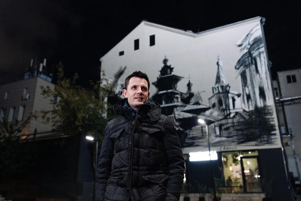   Сергей Кузнецов на фоне своего мурала. Рустам Шагиморданов