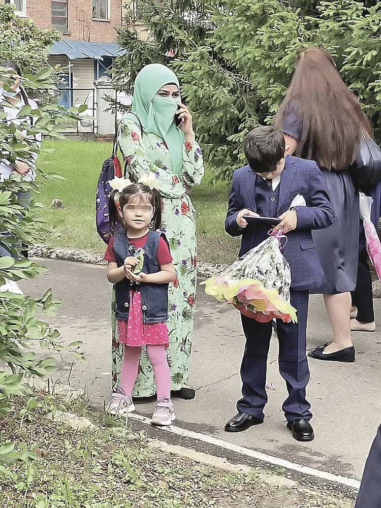 Детей мигрантов в школу в Котельниках приводят мамы в восточных никабах. 
Фото: Дина КАРПИЦКАЯ.