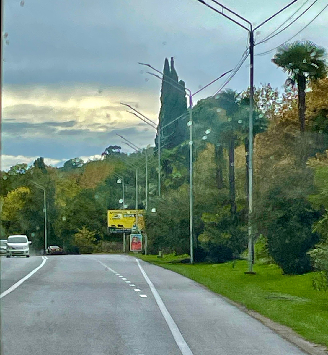 Живописная дорога через стекло автобуса