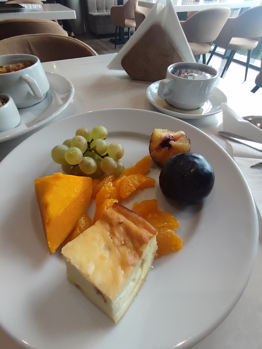 Местный виноград и сливы на завтраке шведский стол в Азимут парк отеле, г. Каспийск