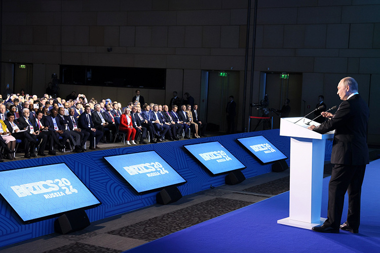    Сегодня в полдень Путин уже был в центральном выставочном зале «Манеж» в Москве, на Деловом форуме БРИКС.   
Фото: kremlin.ru