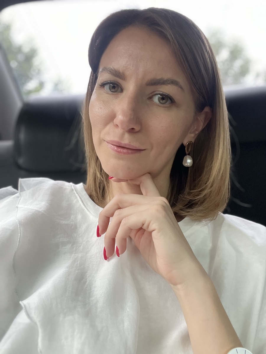 Это мое уставшее лицо по дороге в аэропорт, потому что я неделю обивала пороги местной кыргызской налоговой, чтобы разобраться со всем белым ввозом и лечу продолжать разбираться с налоговой РФ 